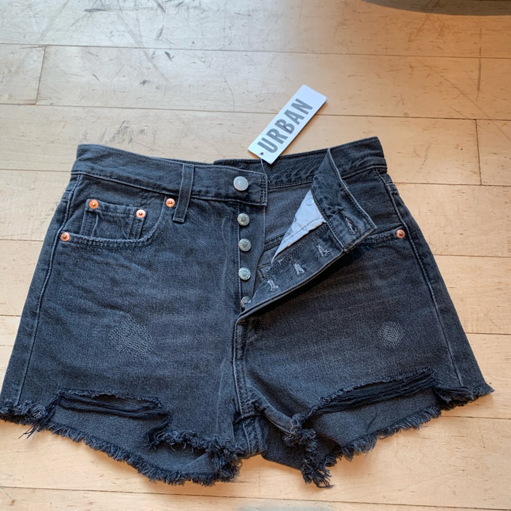 levi black jean shorts